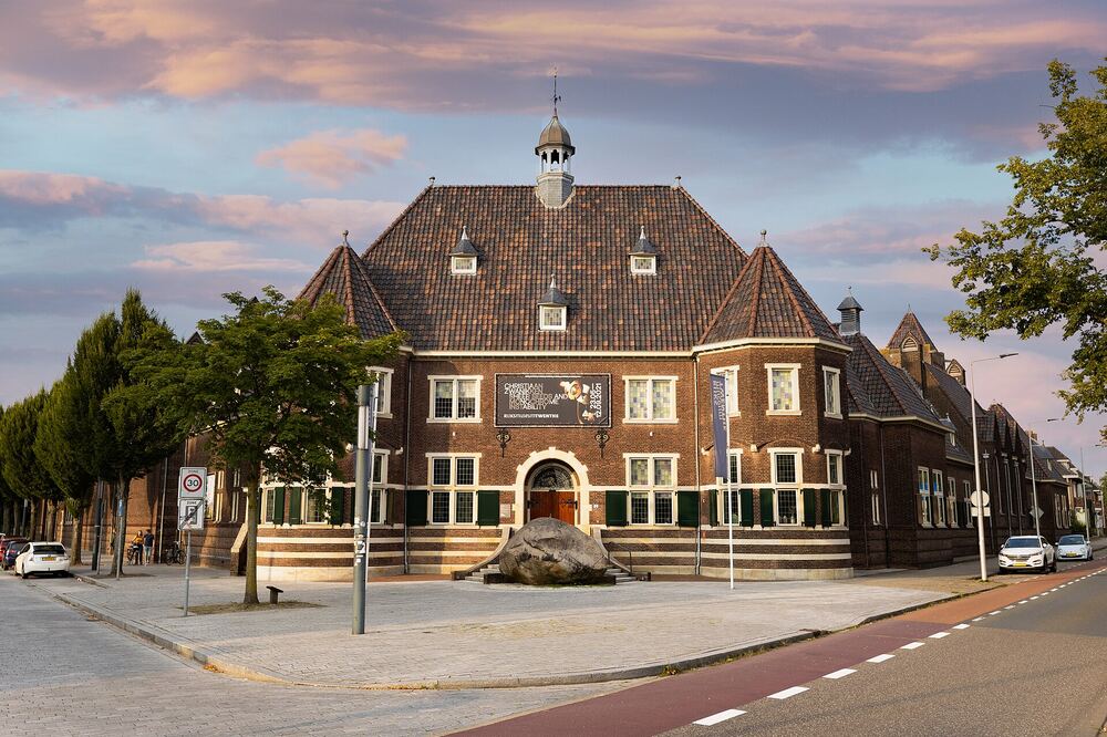 Het gebouw van Rijksmuseum Twenthe in Enschede bij avondlicht