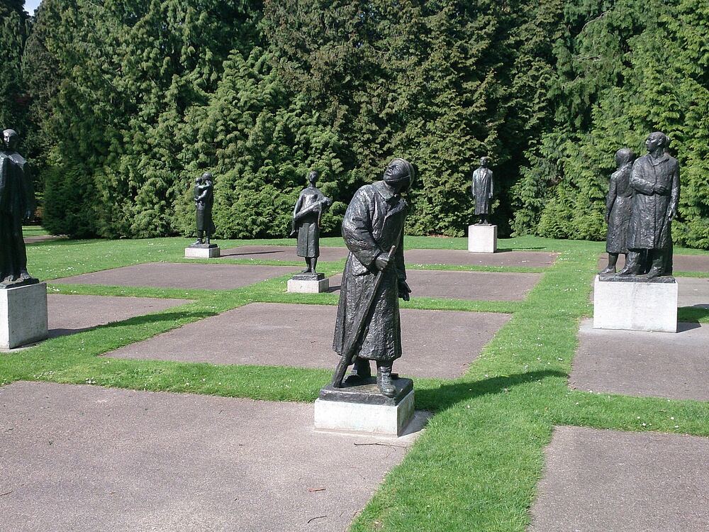 Beelden op sokkels in het gras van het Volkspark in Enschede