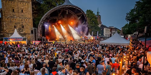 Open-airpodium op de Oude Markt in Enschede met bezoekers die genieten van livemuziek tijdens Grolsch Summer Sounds