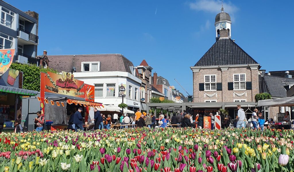 Koningsdag op de Koornmarkt in Almelo